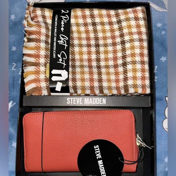 Authentic SteveMadden Scarf and Wallet/ Wristlet 2Pc Gift Set - Picture 1 of 4